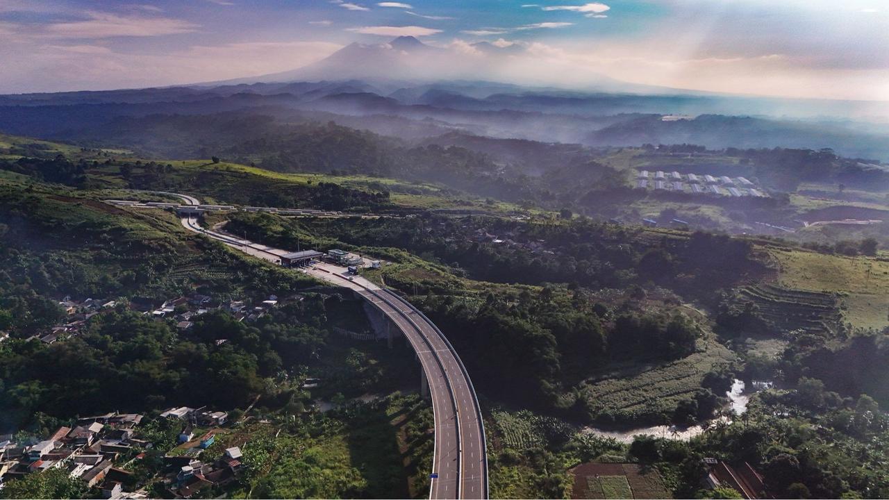 Keindahan Tol Bocimi dengan latar belakang Gunung Salak