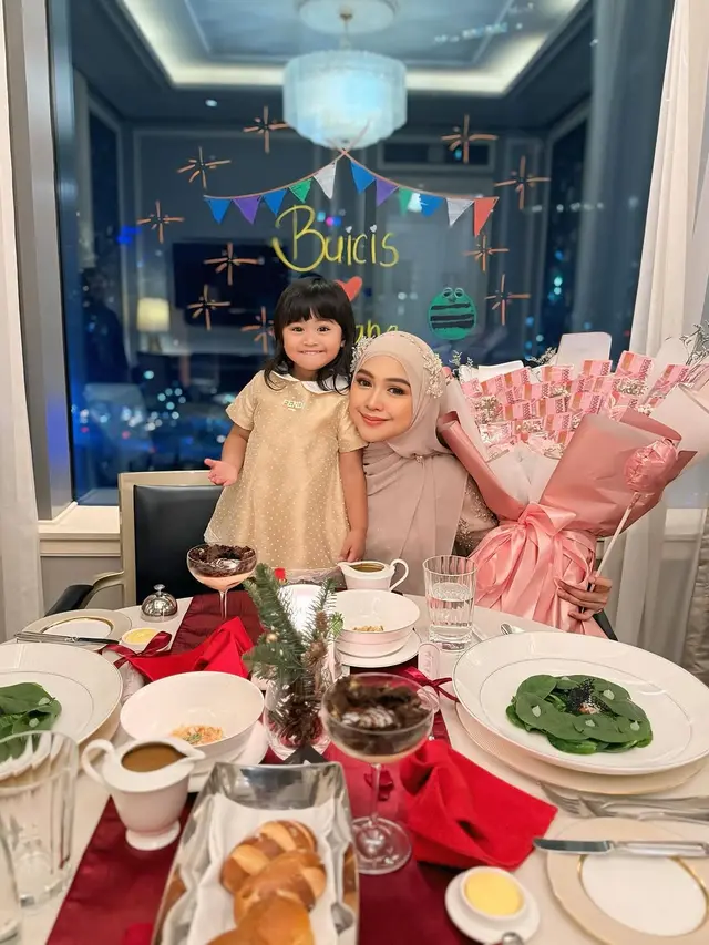Potret Ria Ricis saat Dinner Mewah