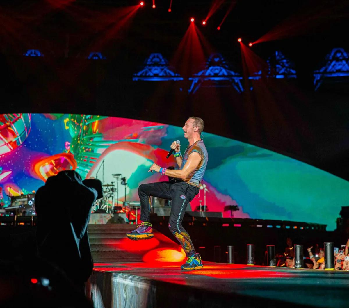 Penampilan grup band asal Inggris Coldplay saat menghidur para penggemarnya sekaligus mengguncang Stadion Utama Gelora Bung Karno (SUGBK), Jakarta, Rabu (15/11/2023).