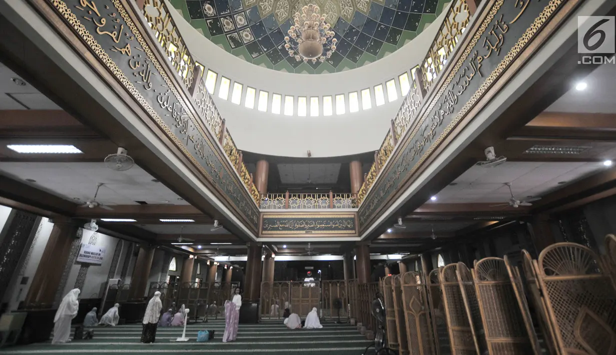 Jemaah menunaikan salat di Masjid Agung Al-Barkah, Bekasi, Jawa Barat, Rabu (15/5/2019). Masjid ini dilengkapi kubah masjid berdiameter 18 meter dan di bawahnya bertuliskan 99 nama Allah (Asmu’ul Husna). (merdeka.com/Iqbal Nugroho)