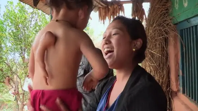 Dianggap Dewa, Bocah Ini Punya Tiga Tangan!