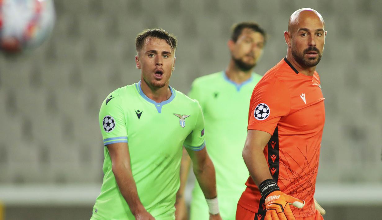 4. Pepe Reina (Lazio) - Mantan kiper Liverpool ini merupakan penjaga gawang yang telah malang melintang bersama klub-klub besar eropa. Segudang pengalaman kiper 38 tahun itu tentunya sangat berguna bagi para pemain muda untuk berlaga di Liga Champions. (AP/ Olivier Matthys)