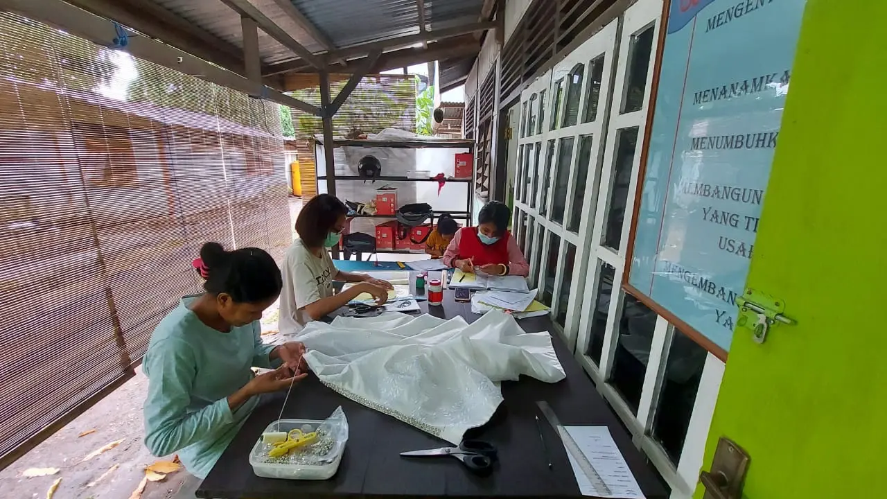 Peserta kursus menjahit di LPK Christine di Keluarahan Kota Uneng,Maumere,Kabupaten Sikka,NTT sedang melaksanakan praktek menggunting patron. (Liputan6.com/ Dionisius Wilibardus)