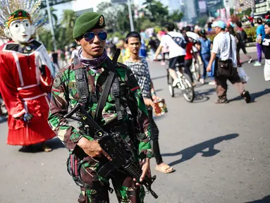 Pasukan TNI bersenjata lengkap berjaga dikawasan Bunderan HI, Jakarta, Minggu (31/7). Penjagaan tersebut dilakukan terkait pengamanan KTT ke-12 World Islamic Economic Forum (WIEF) di Jakarta pada 2-4 Agustus 2016. (Liputan6.com/Faizal Fanani)