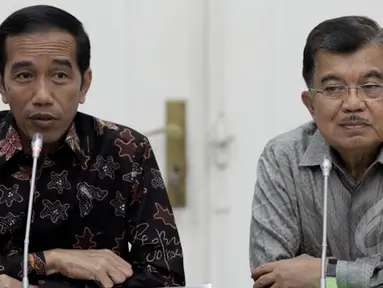 Presiden Joko Widodo didampingi Wakil Presiden Jusuf Kalla memimpin rapat bersama pimpinan Badan Umum Milik Negara (BUMN) di Istana Bogor, Jawa Barat, Senin (16/2/2015). (Liputan6.com/Faizal Fanani)