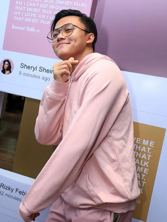 Rizky Febian dan Sheryl Sheinafia serta Chandra Liow berkolaborasi dalam penggarapan single terbarunya berjudul Sweet Talk. Ajakan penyanyi muda Sheryl Sheinafia membuat pelantun lagu Kesempurnaan Cinta itu merasa tertantang. (Deki Prayoga/Bintang.com)