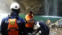 Tim SAR menemukan korban selfie maut tersangkut di dalam ceruk kolam Air Terjun Madakaripura, Probolinggo, Jawa Timur. (Liputan6.com/Dian Kurniawan)