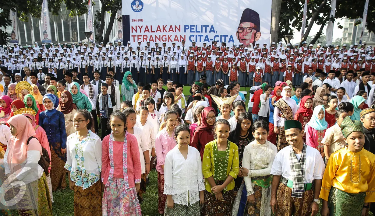 Peserta upacara memperingati Hari Pendidikan Nasional 2016 menggunakan baju adat di Kemdikbud, Jakarta, Senin (2/5).  Upacara tersebut diikuti oleh seluruh pegawai kemendikbud dan perwakilan sekolah-sekolah di Jakarta. (Liputan6.com/Faizal Fanani)