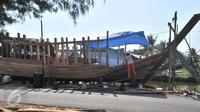Pekerja membuat kapal nelayan di Karangsong, Indramayu, Jawa Barat, Rabu (17/6). Sulit dan mahalnya memperoleh kayu merupakan kendala utama pembuatan kapal berkapasitas sekitar 30 grosstone tersebut. (Liputan6.com/Herman Zakharia)