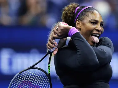 Ekspresi petenis Serena Williams saat memperoleh satu poin dalam laga melawan Caty McNally selama putaran kedua turnamen tenis AS Terbuka di New York, Amerika Serikat, Rabu (28/8/2019). Williams menang 5-7, 6 -3, 6-1. (AP Photo/Charles Krupa)