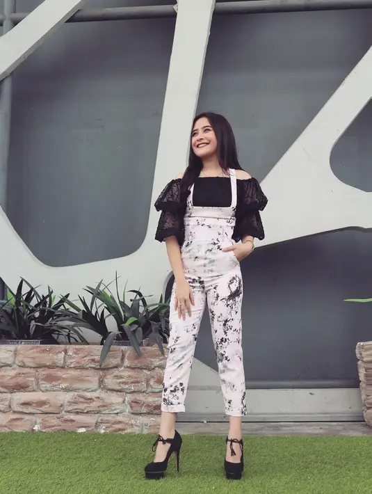 Ada juga Prilly Latuconsina yang memakai denim overall  putih dan bermotif bercak hitam ini memadukannya dengan dalaman blouse hitam kerah Sabrina. Tak lupa dengan stiletto hitam yang membuatnya lebih jenjang. (Instagram/Prillylatuconsina96)