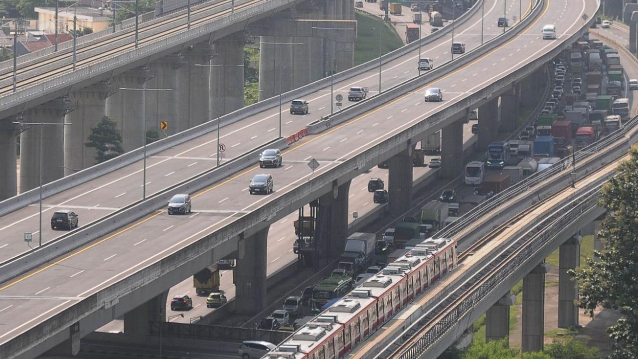 PT Jasamarga Transjawa berencana menaikkan tarif tol Jakarta Cikampek dan Jalan Layang Mohammed Bin Zayed (MBZ) dalam waktu dekat. Rencana kenaikan tarif ini diumumkan melalui akun resmi PT Jasamarga Transjawa di media sosial Instagram. Merdeka.com/Imam B