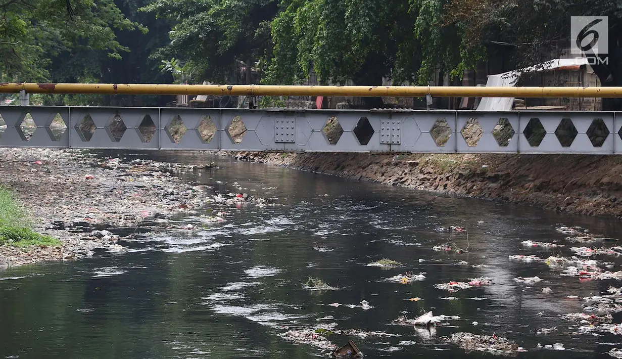 Pemandangan Kali Krukut yang dipenuhi sampah di kawasan Karet, Jakarta, Rabu (19/9). Kurangnya perhatian pihak terkait menyebabkan Kali Krukut dipenuhi sampah. (Liputan6.com/Immanuel Antonius)