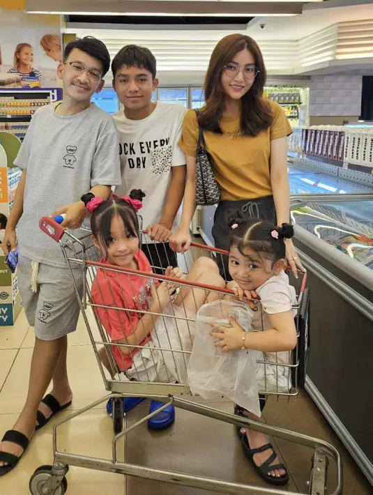 Menghabiskan waktu bersama sambil berbelanja, Sarwendah memilih t-shirt  bernuansa mustard untuk tampilannya yang begitu kasual.  [Foto: Instagram/ Sarwendah]