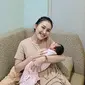 Ayu Ting Ting momong Razeta Sumehra Fachrizal, anak pertama Asyifa Nuraini (Foto: IG @ayutingting92)