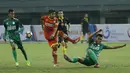 Kapten Martapura FC, Qischil G Minny, melepaskan tendangan ke gawang PSMS Medan pada laga Liga 2 di Stadion Patriot, Bekasi, Senin (13/11/2017). PSMS Medan menang 2-1 atas Martapura FC. (Bola.com/ M Iqbal Ichsan)