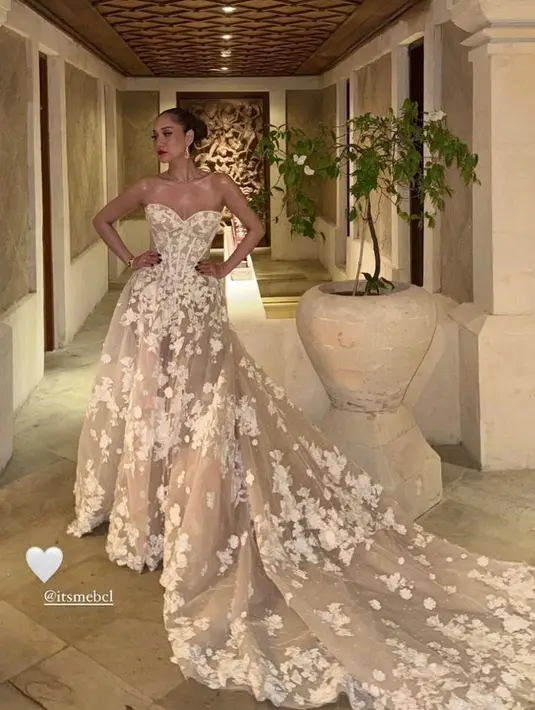 BCL tampak cantik elegan mengenakan strapless gown dengan kerah leher sweetheart dengan detail sulaman bunga 3D warna putih rancangan desainer Yogie Pratama. [Foto: IG/@mryogiepratama]