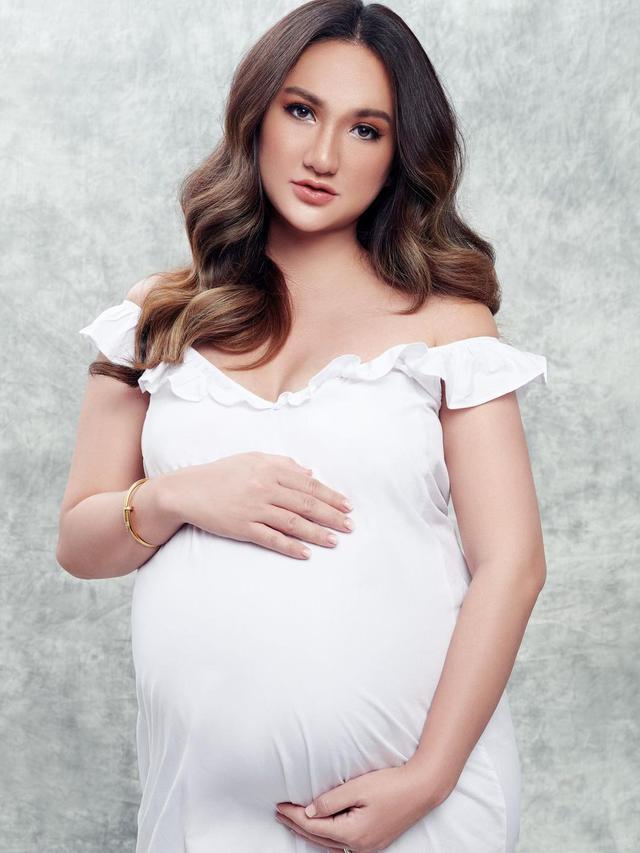5 Potret Maternity Shoot Tengku Dewi dan Andrew Andika Bertema Putih