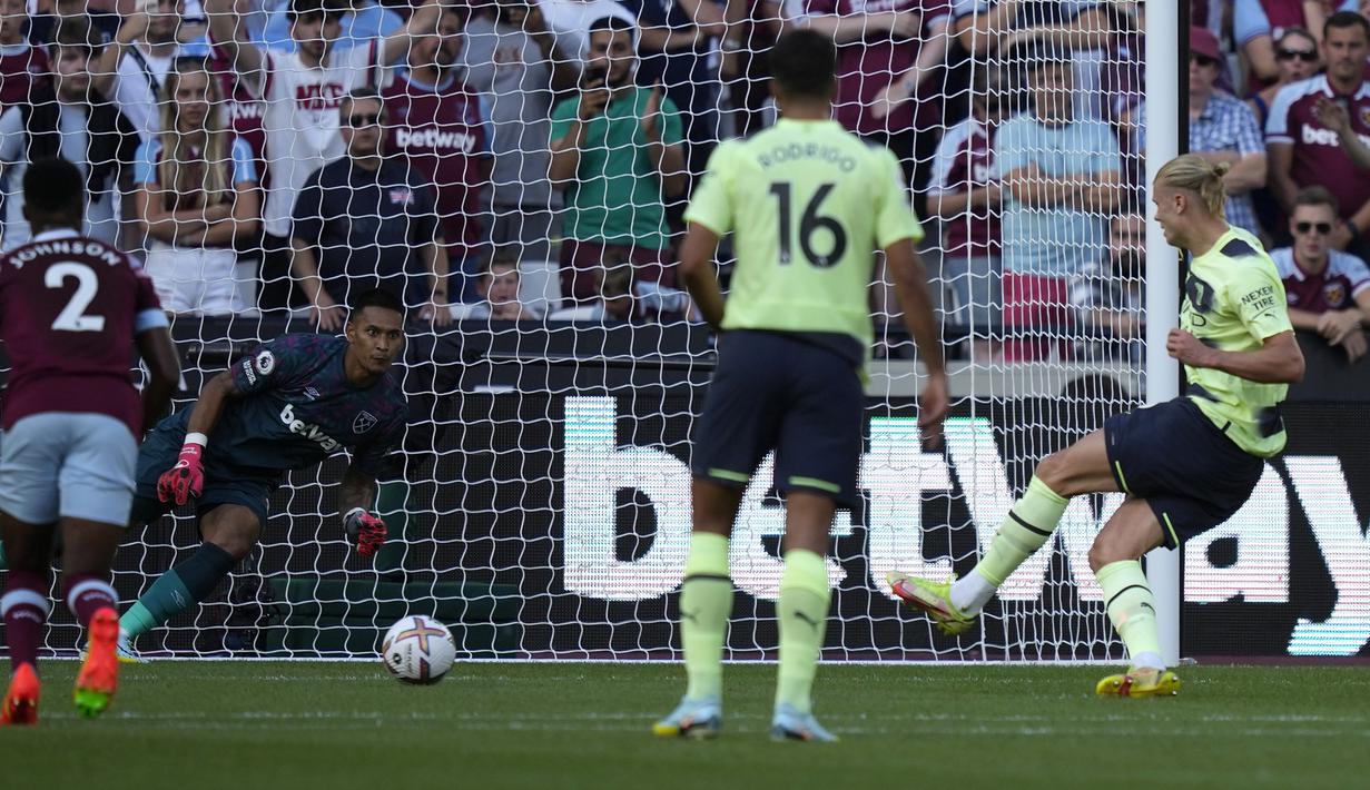 Erling Halaand. Striker asal Norwegia ini baru saja didatangkan Manchester City pada awal musim 2022/2023 dari klub Liga Jerman, Borussia Dortmund dengnan nilai transfer 60 juta euro. Debutnya di Liga Inggris terjadi di pekan pertama saat The Citizens bertandang ke markas West Ham United, 7 Agustus 2022. Tampil sebagai starter hingga ditarik keluar di menit ke-78, ia mampu mencetak seluruh gol dalam laga yang dimenangi Manchester City 2-0. (AP/Frank Augstein)