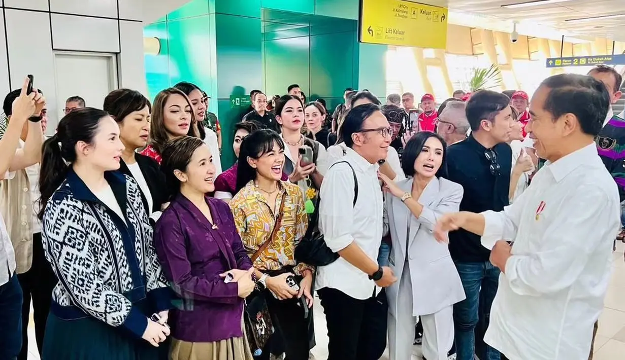 Beberapa artis dalam rombongan tersebut diantaranya, Ayu Dewi, Chelsea Islan, Widi Mulia, Nirina Zubir, Indy Barends, Aurelie Moeremans, Reisa Broto Asmoro, Desta, Lukman Sardi, Ari Lasso, Yuni Shara hingga Cak Lontong ikut menjajal LRT Jabodetabek bersama Presiden RI.  [Instagram/jokowi]