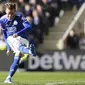 Dari beberapa penyelamatan yang dilakukan Aaron Ramsdale pada pertandingan yang berlangsung di markas Leicester City tersebut, satu yang paling mengesankan adalah ketika kiper Arsenal ini menghalau sepakan tendangan bebas dari James Maddison. (Zac Goodwin/PA via AP)