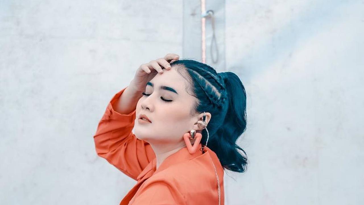 7 Potret Nella Kharisma Tetap Menawan dan Pede Manggung Walau Perut Buncit sampai Dikira Hamil Anak Ketiga