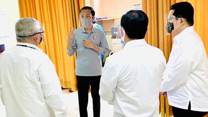 Jokowi melihat langsung uji klinis Vaksin COVID-19 atau Vaksin Corona Sinovac hari pertama di Bandung. Tampak, Menteri Kesehatan RI Terawan Agus Putranto dan Menteri BUMN Erick Tohir mendampingi Presiden Jokowi. (Foto: Sekretariat Presiden)