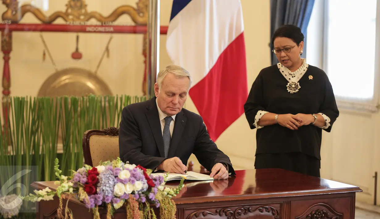 Menlu Prancis Jean-Marc Ayrault menandatangani buku tamu disaksikan Menlu RI Retno Marsudi saat kunjungan bilateral di Kemenlu, Jakarta, Selasa (28/2). Keduanya akan melakukan pertemuan bilateral. (Liputan6.com/Faizal Fanani) (Liputan6.com/Faizal Fanani)