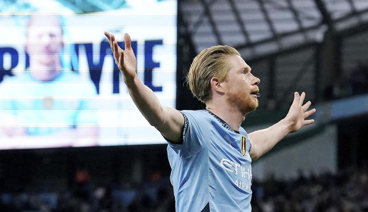 Pemain Manchester City, Kevin De Bruyne (kanan) melakukan selebrasi setelah mencetak gol ke gawang Wolverhampton dalam laga lanjutan Liga Inggris 2024/2025 di Etihad Stadium, Manchester, Inggris, Jumat (02/05/2025) waktu setempat. (AP Photo/PA/Martin Rickett)