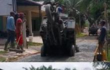 Cara Warga Ngecor Jalan Satu Ini Curi Perhatian, Akhirnya Tak Terduga