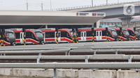 Jajaran rangkaian kereta LRT Jabodebek terpakir di area stabling di depo LRT Jabodebek, Jati Mulya, Bekasi, Jawa Barat, Kamis (6/7/2023). (Liputan6.com/Herman Zakharia)