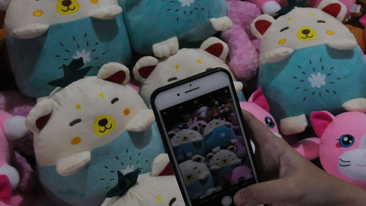 Tempat usaha pembuatan boneka rumahan Sipaka berlokasi di Bekasi, Jawa Barat setiap hari telah memproduksi ratusan boneka berbagai jenis dan ukuran.