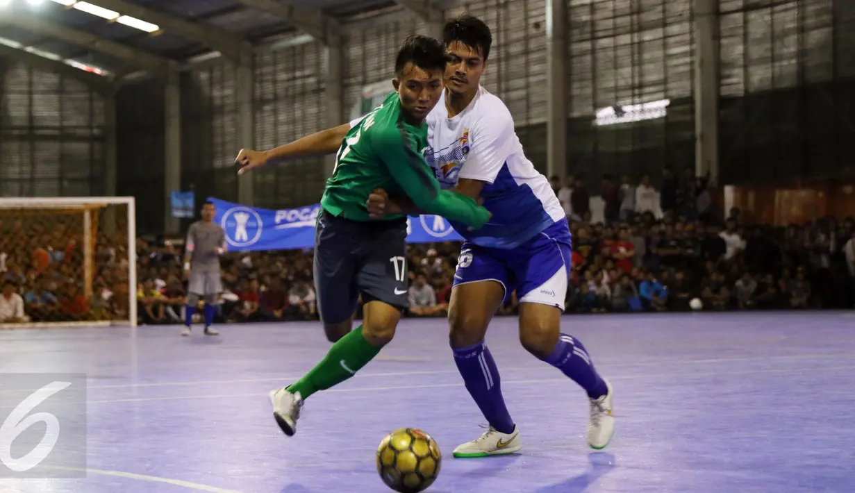 Pemain Timnas Futsal Indonesia, Gusti Dian (kiri) berebut bola dengan pemain IPC Pelindo II saat laga uji coba di Jakarta, Minggu (15/1). Timnas Futsal Indonesia akan melakoni laga piala AFF 2017, akhir Januari. (Liputan6.com/Helmi Fithriansyah)