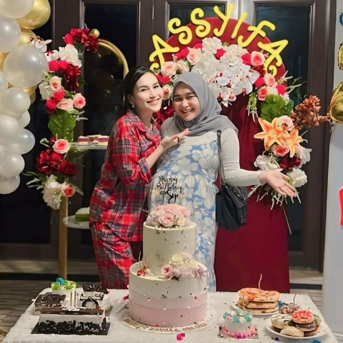 Hadir di Pemakaman Ponakan yang Meninggal Dunia, Intip Potret Kebersamaan Ayu Ting Ting dan Sang Adik Syifa