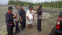 Pemerintah desa setempat berhasil menemukan manusia bakau yang meresahkan warga. (Dewi Divianta/Liputan6.com)