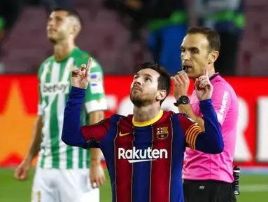 Striker Barcelona, Lionel Messi, melakukan selebrasi usai mencetak gol ke gawang Real Betis pada laga La Liga di Stadion Camp Nou, Sabtu (7/11/2020). Barca menang dengan skor 5-2.(AP/Joan Monfort)