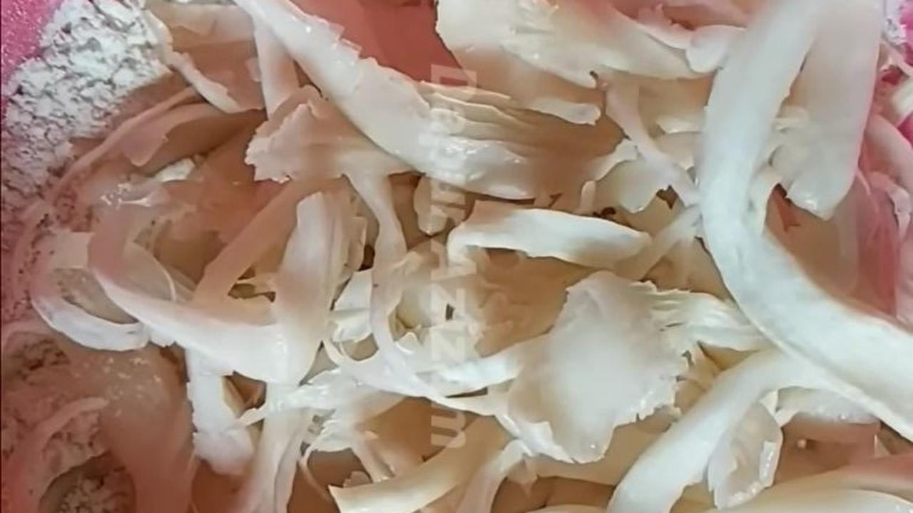 Campurkan Jamur pada Adonan
