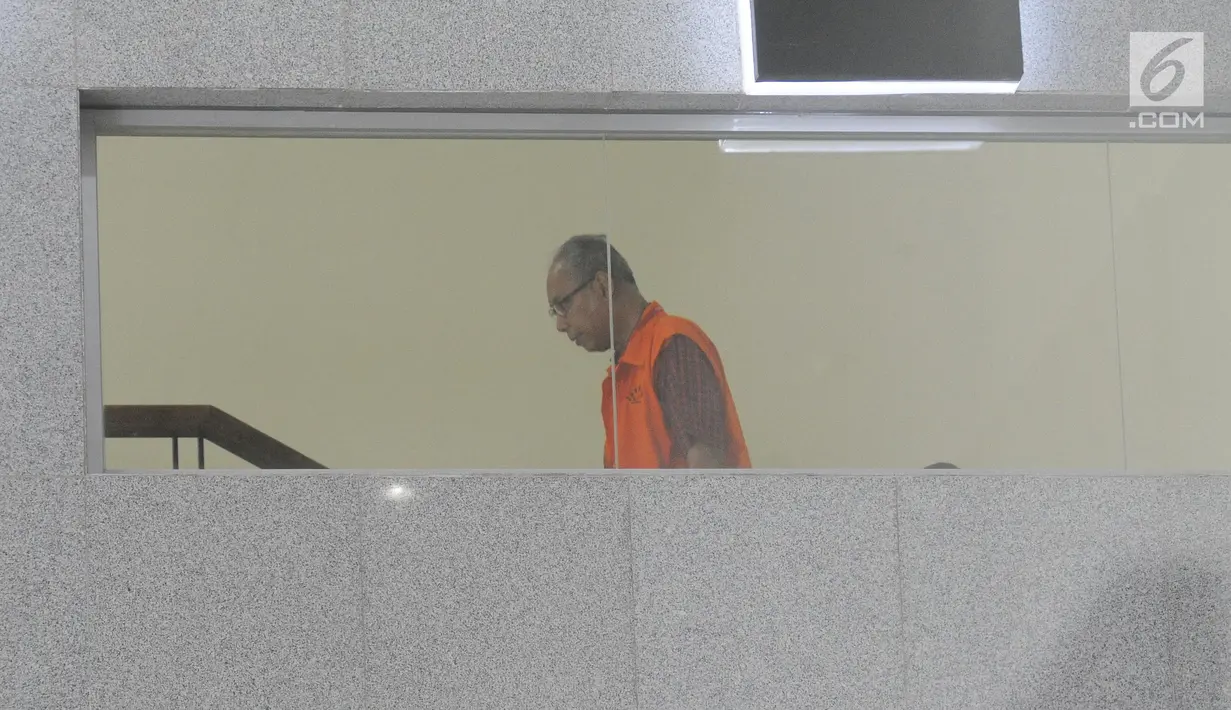 Dokter Bimanesh Sutarjo berjalan menuju ruangan untuk menjalani pemeriksaan di Gedung KPK , Jakarta, Rabu (6/2).  Dokter Bimanesh Sutarjo diduga menghalangi penyidikan KPK dalam kasus megakorupsi e-KTP. (Liputan6.com/Herman Zakharia)