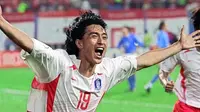 Gelandang Korsel, Ahn Jung-hwan merayakan golden goal ke gawang Italia dalam perpanjangan waktu di babak 16 besar PD 2002 di Daejeon, 18 June 2002. Korsel menang 2-1. AFP PHOTO/CHOI JAE-KU 
