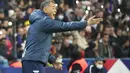 Pelatih Kazakhstan, gat Baisufinov mengarahkan para pemainnya saat melawan Prancis pada kualifikasi grup D Piala Dunia 2022 di stadion Parc des Princes di Paris, Minggu (14/11/2021). Prancis menang telak atas Kazakhstan 8-0 dan berhak lolos ke Piala Dunia 2022 di Qatar. (AP Photo/Michel Euler)