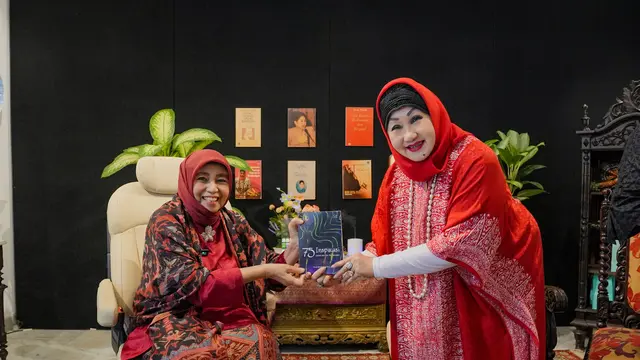 Persahabatan dua sosok legenda perempuan Indonesia yang memiliki visi serupa
