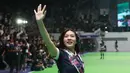 Personil JKT48 menyapa para penggemar di acara puncak Grand Final AXIS Nation Cup 2023 yang berlangsung di Istora Senayan, Jakarta, Minggu (15/10/2023). (Bola.com/Bagaskara Lazuardi)