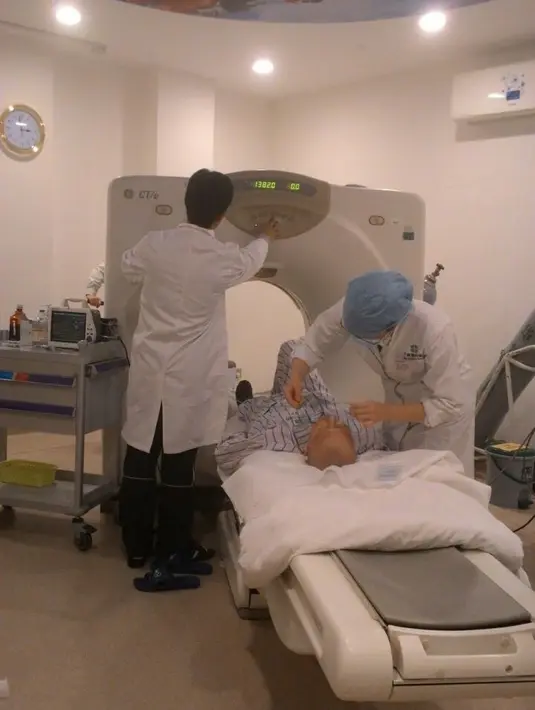 "Iya kan sebelumnya dibilang nggak ada cairan, jadi dicek di sini (Cina) ternyata ada cairan, di paru-paru kiri dan kanan total ada 1000 dan udah disedot sekarang cairannya tinggal 650," terang Nita menambahkan. (Istimewa)