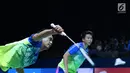 Ganda campuran Indonesia, Tontowi Ahmad/Liliyana Natsir mengembalikan kok ke Hafiz Faizal/Gloria Emanulle Widjaja di semifinal Indonesia Open 2018 di Istora GBK Jakarta, Sabtu (7/7). Tontowi/Liliyana unggul 21-18, 21-8. (Liputan6.com/Helmi Fithriansyah)