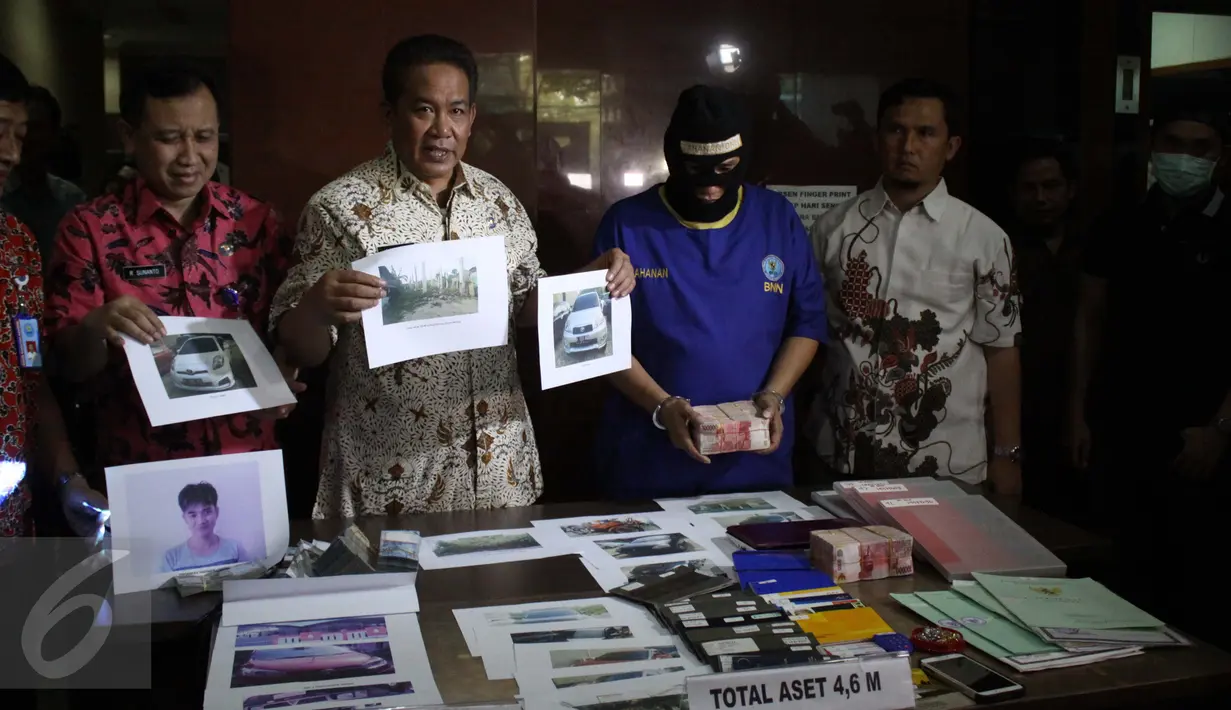 Kepala BNN, Komjen Pol Anang Iskandar menunjukkan tersangka Fit (37) beserta barang bukti kasus pencucian uang hasil bisnis narkotika ke dalam bisnis jual beli kendaraan roda empat di Gedung BNN, Jakarta, Jumat (21/8/2015). (Liputan6.com/Gempur M Surya)