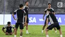Skuad Garuda melakukan sesi latihan resmi jelang bertanding melawan Arab Saudi pada Selasa 19 November 2024. (Liputan6.com/Angga Yuniar)