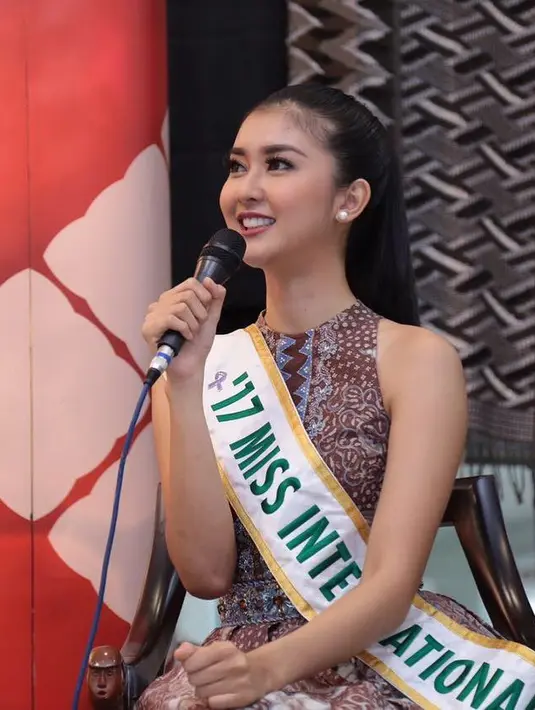 Kevin Liliana, Miss International 2017 ini juga memiliki rambut yang panjang. Tak hanya di keseharian, Kevin pun kerap menata rambutnya seperti ekor kuda saat menjadi pembicara di sebuah acara. Cantik ya? (Instagram/kevinlln)
