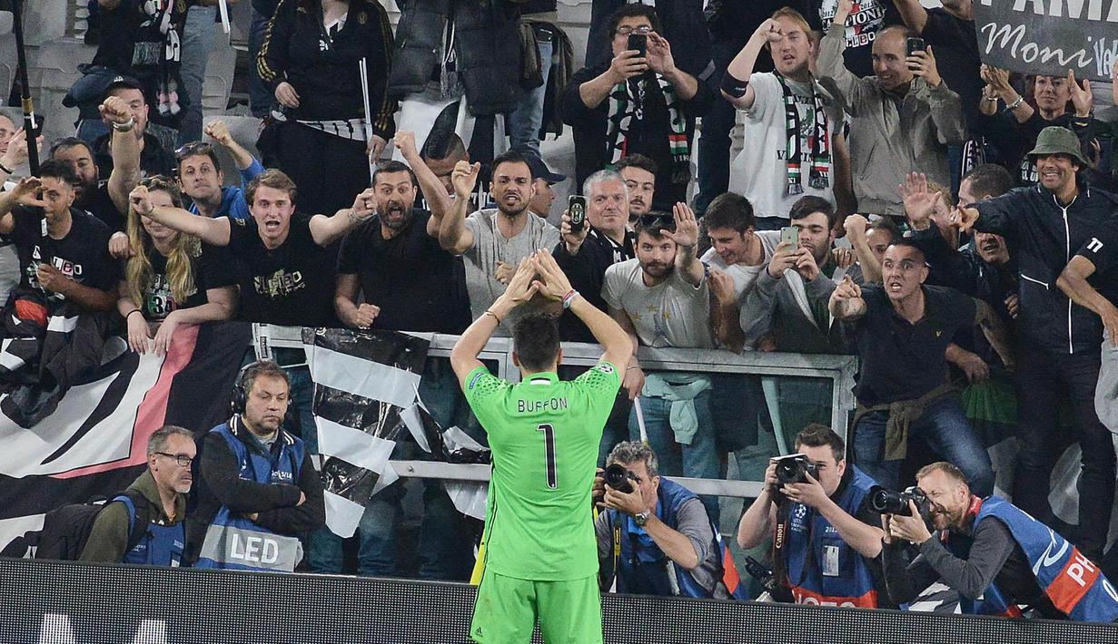 Kiper Juventus, Gianluigi Buffon, melakukan selebrasi usai membawa Juventus ke final Liga Champions. Di laga final nanti, Juventus akan menghadapi pemenang antara Real Madrid vs Atletico Madrid. (EPA/Andrea Di  Marco)