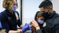 Pasien transplantasi ginjal Sophia Silvaamaya (5) disuntik vaksin COVID-19 saat hari pertama vaksinasi untuk anak 5 - 11 tahun di Children's National Hospital di Washington, Rabu(3/11/2021). Ini menjadi langkah perdana vaksinasi Covid-19 bagi anak kecil di Amerika Serikat. (AP Photo /Carolyn Kaster)