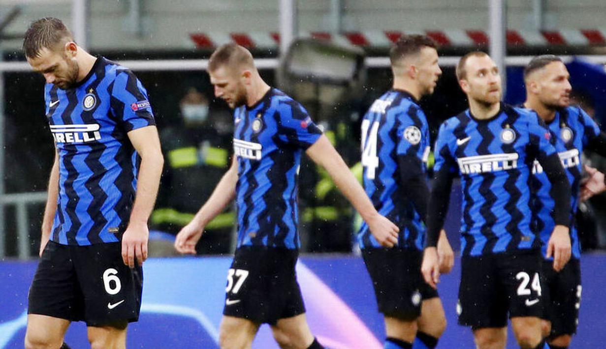 Para pemain Inter Milan tampak kecewa usai bermain imbang melawan Shakhtar Donetsk pada laga Liga Champions di Stadion Giuseppe Meazza, Kamis (10/12/2020). Inter Milan gagal melaju ke babak 16 besar karena hanya menjadi juru kunci di grup B. (AP/Antonio Calanni)